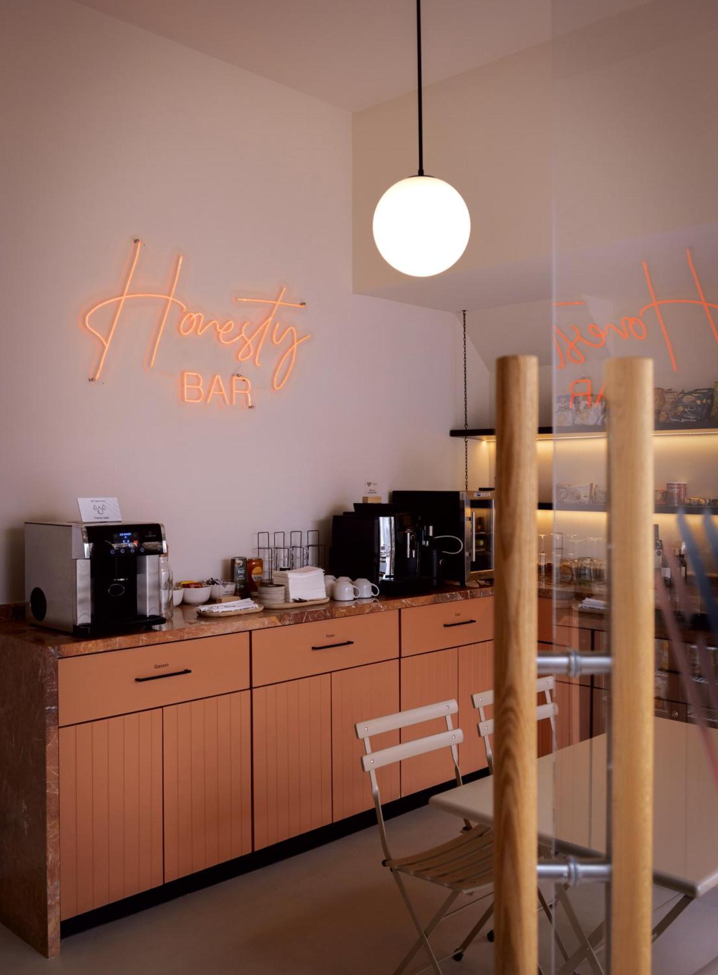 Heart Hotel ลิมาซอล ภายนอก รูปภาพ